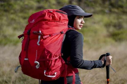10 Perlengkapan Wajib Saat Mendaki Gunung