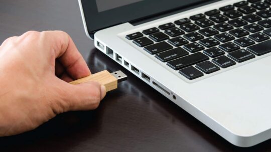 Tips Menjinjing  Laptop Ketika Liburan Semoga Perjalananmu Tenang