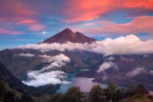 10 Gunung Terindah Di Indonesia Yang Wajib Dikunjungi