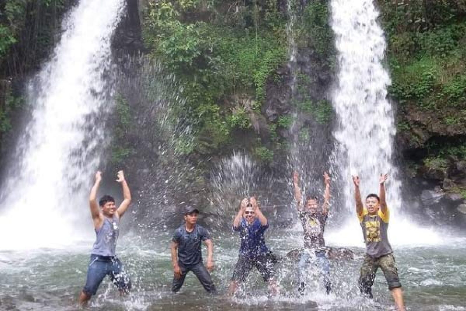 15 Curug (Gerojokan) Di Bandung Yang Populer & Terindah