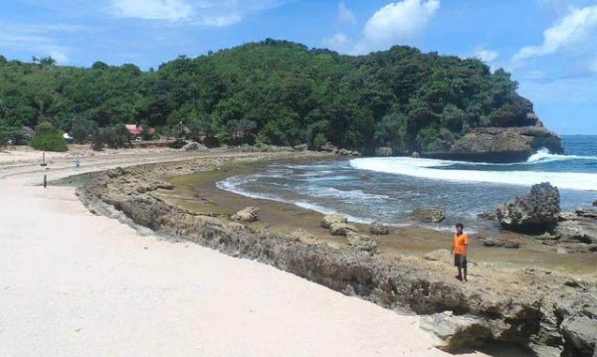 Pantai Watu Bengkung Malang