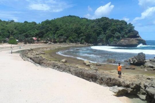 Pantai Watu Bengkung Malang