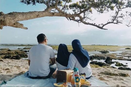 Pantai Pasir Putih Karapyak