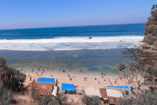 8 Pantai Akrab Solo Yang Bagus & Hits