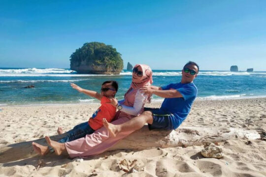 Pantai Kerikil Leter Malang