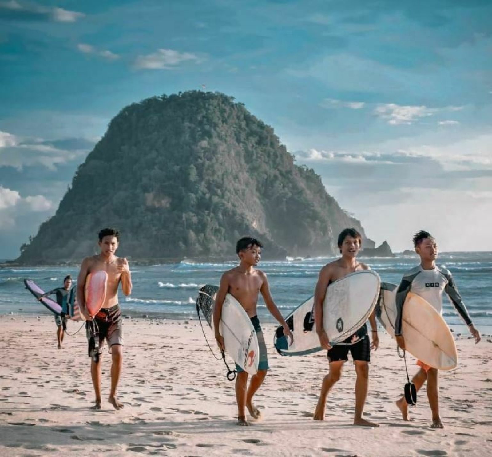 Pantai Pulau Merah Banyuwangi: Aktivas Dan Harga Tiket Masuk Terbaru