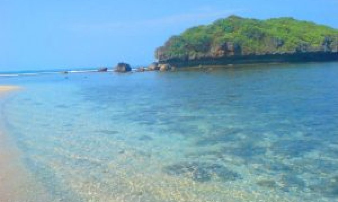 Menikmati Sunset Di Gazebo Pantai Drini