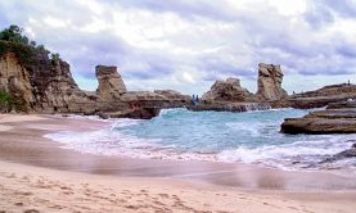 8 Pantai Di Pacitan Yang Sayang Untuk Dilewatkan