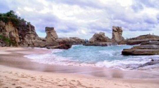 8 Pantai Di Pacitan Yang Sayang Untuk Dilewatkan