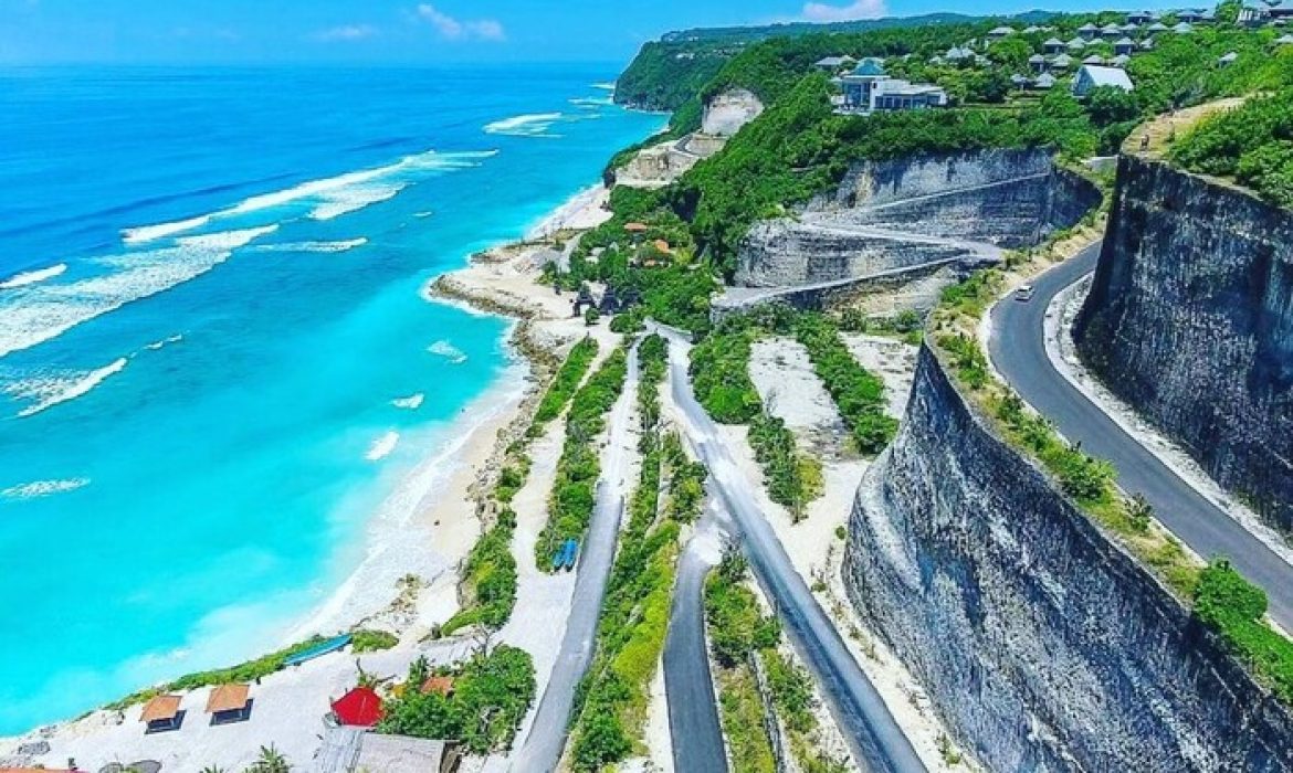 Pantai Melasti Unik Dengan Panorama Menawan  Di Bali