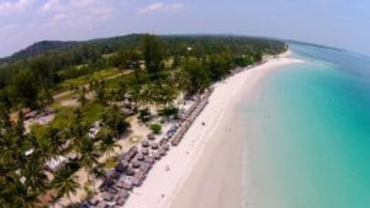 Pantai Trikora, Pantai Cantik Untuk Berlibur Sekaligus Berdoa