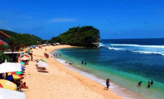 Pantai Kukup, Seluk Beluk Dan 13 Spot Foto Andalan Para Turis