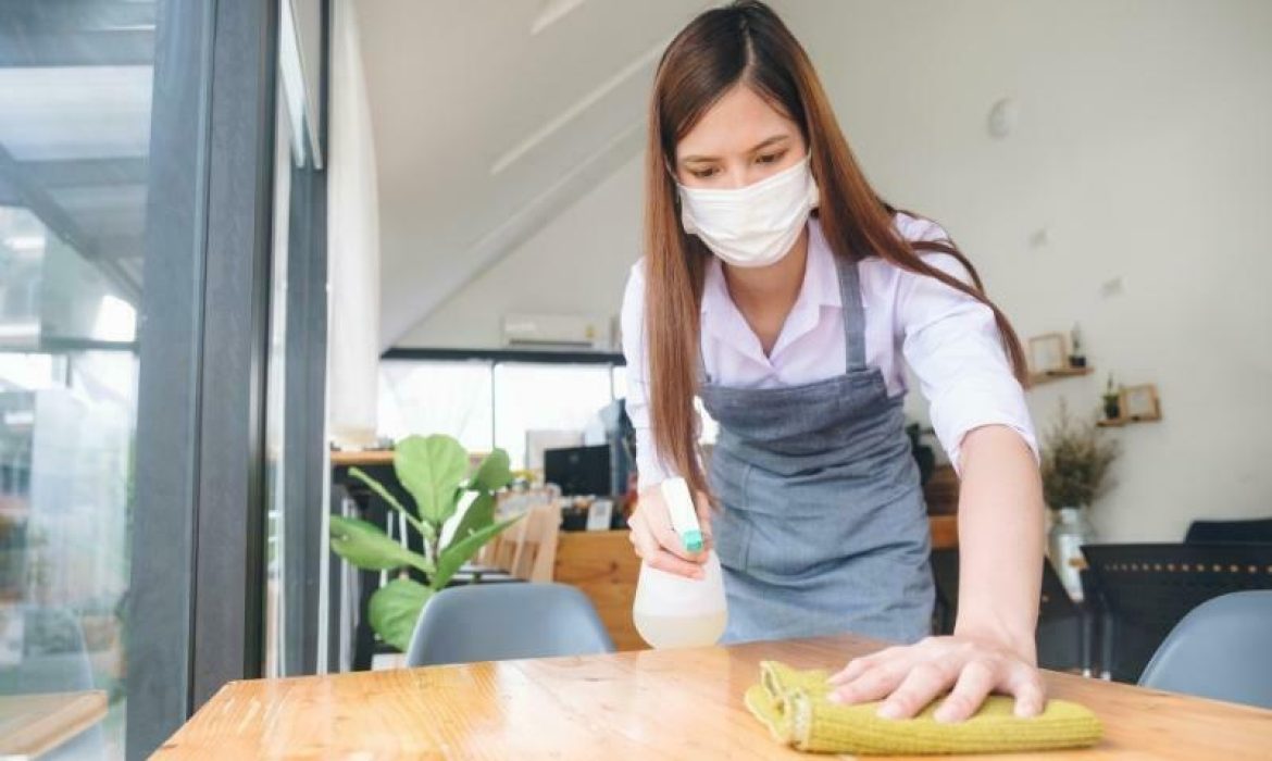 Apa Itu Waiter Dan Waitress? Pengertian Dan Peran-Tugasnya