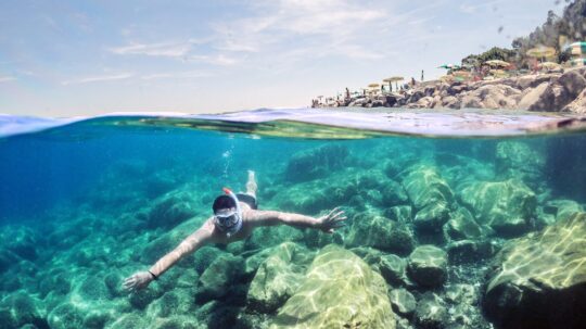 11 Spot Foto Hits Pantai Drini Jogja (Htm, Rute, & Objek Wisata)