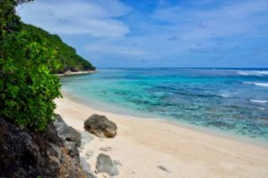Menikmati Berjemur Ala Private Beach Di Pantai Green Bowl