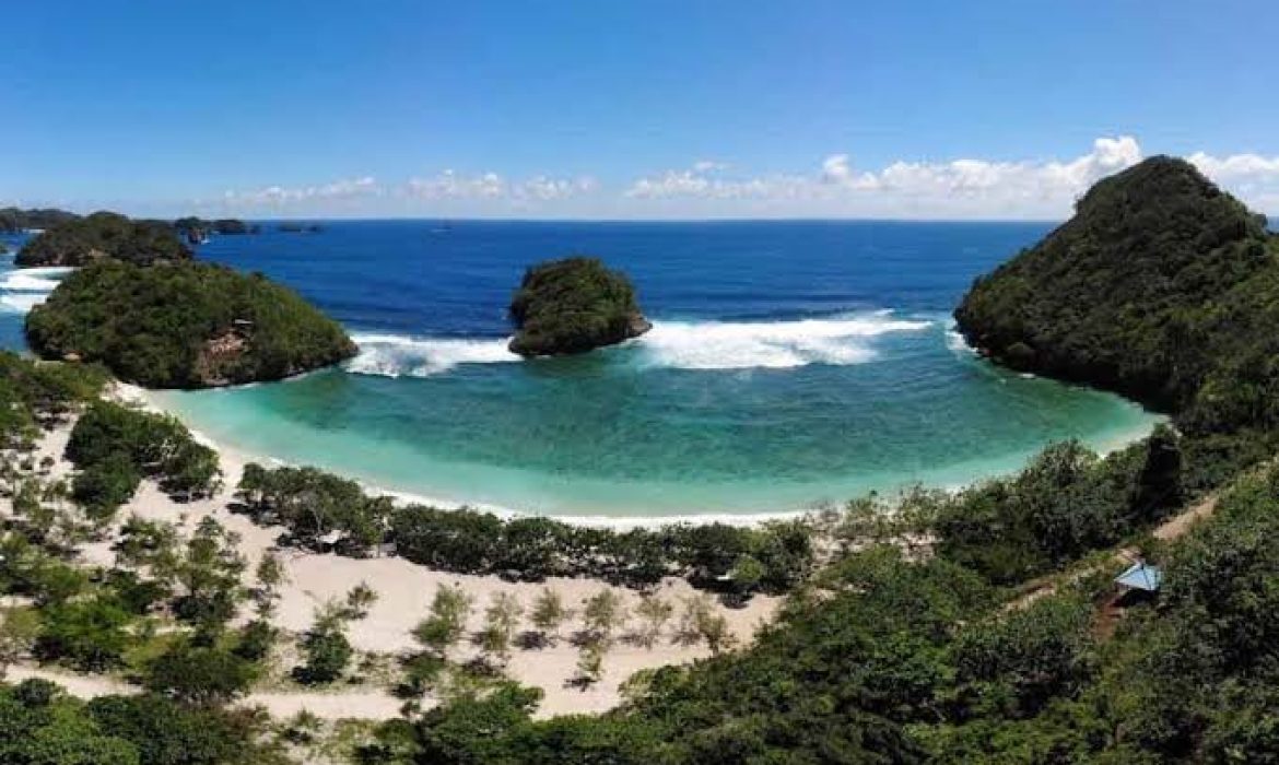 Pantai Teluk Asmara: Harga Tiket, Pesona, Dan Fasilitasnya