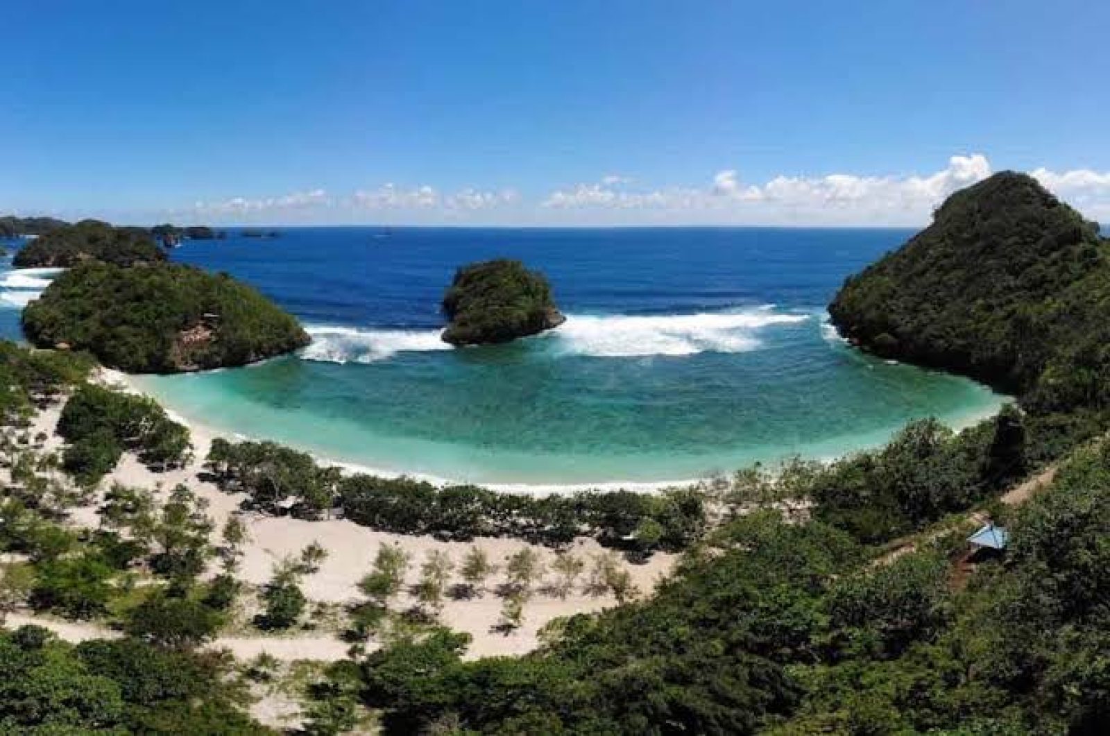 Pantai Teluk Asmara: Harga Tiket, Pesona, Dan Fasilitasnya