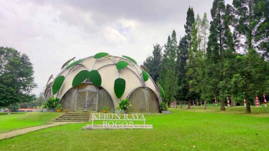 Kebun Raya Bogor: Tiket Masuk, Jam Buka, Dan Zona Rekreasi