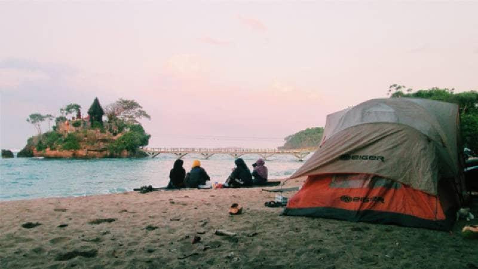 Pantai Balekambang Malang: Isu Lokasi, Daya Tarik, Dan Harga Tiket