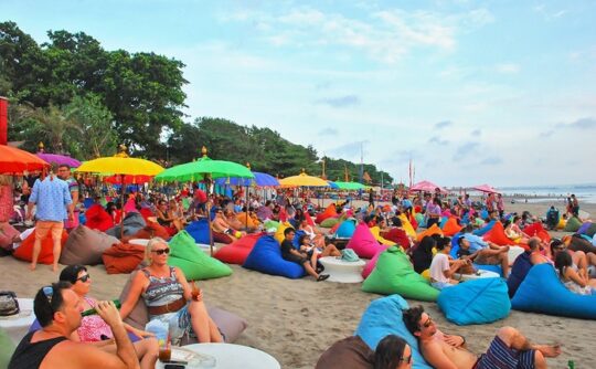 Pantai Double Six Bali, Pantai Elok Untuk Bersantai Menikmati Sunset