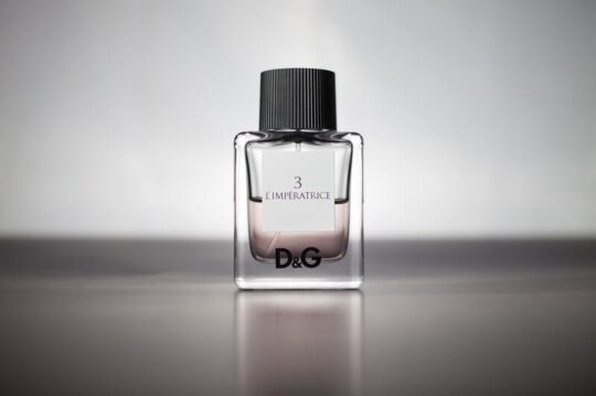 10 Anyir Parfum Isi Ulang Laki-Laki Yang Disenangi Wanita