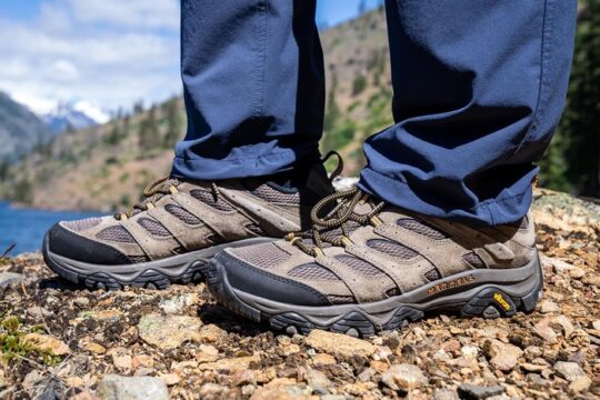 17 Perlengkapan Hiking Yang Harus Dibawa Pemula (Kiat)
