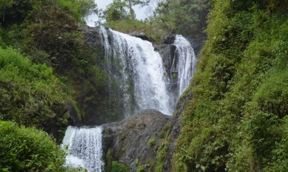 Riam Sarambu, Menikmati Pesona Air Terjun Yang Super Jernih Di Tana Toraja