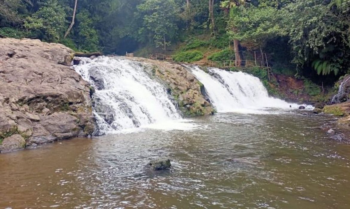 Curug Layung Bandung Barat, Pesona Teladas Eksotis Di Tengah Hutan Pinus