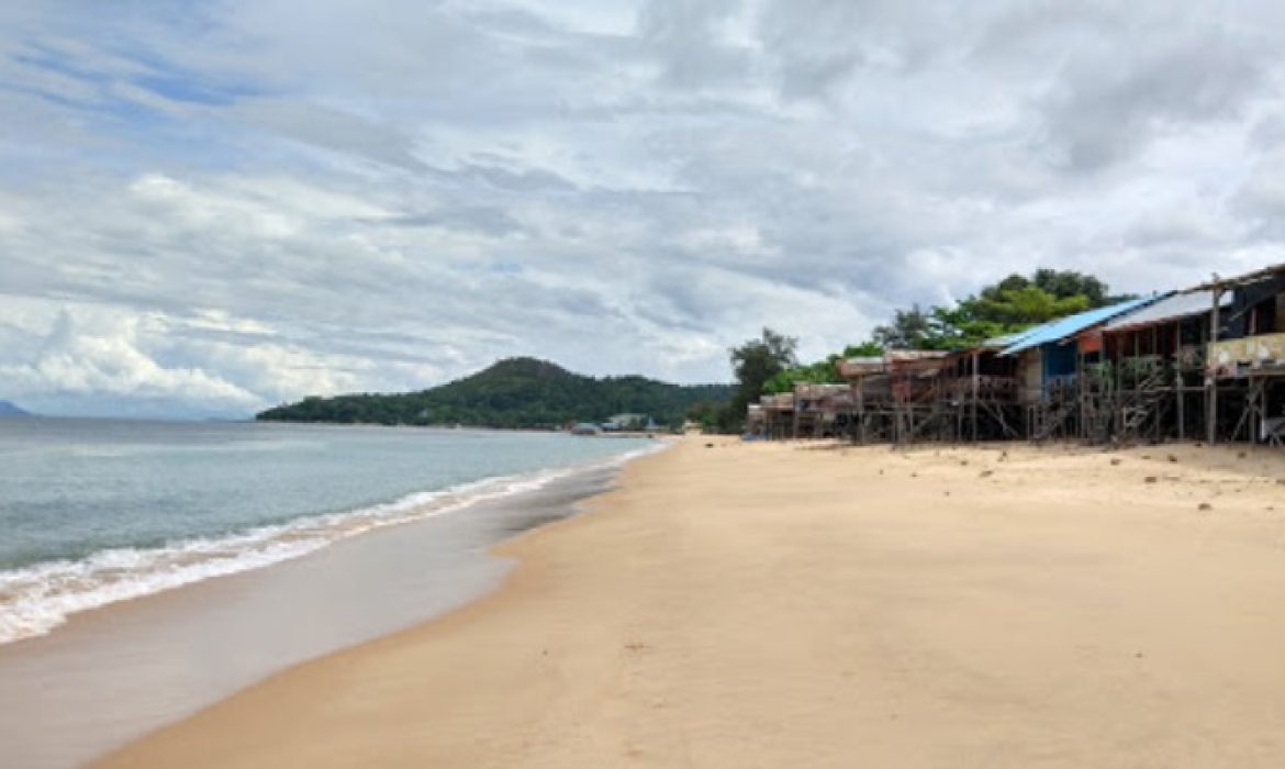 Pantai Pasir Panjang Singkawang, Pesona Pantai Pasir Putih Eksotis Nan Indah