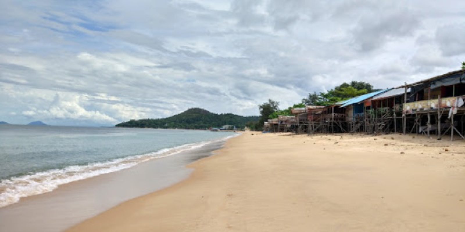Pantai Pasir Panjang Singkawang, Pesona Pantai Pasir Putih Eksotis Nan Indah