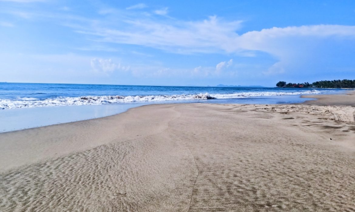 Pantai Anyer Serang – Daya Tarik, Aktivitas Piknik, Lokasi & Harga Tiket