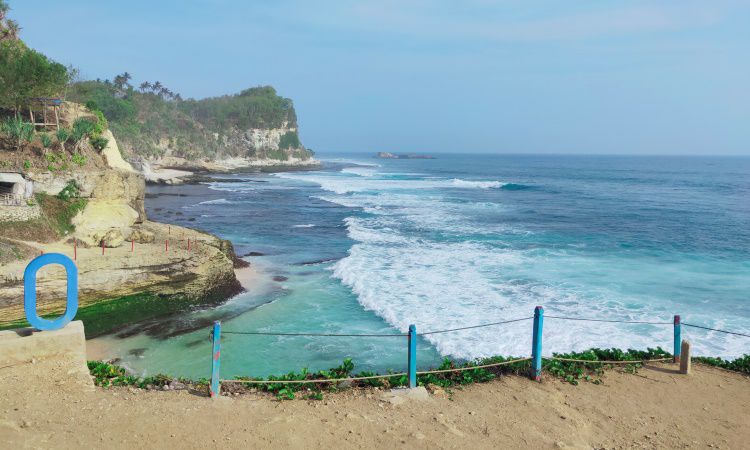 Pesona Pantai Banyu Tibo, Nirwana Laut Tersembunyi Di Pacitan