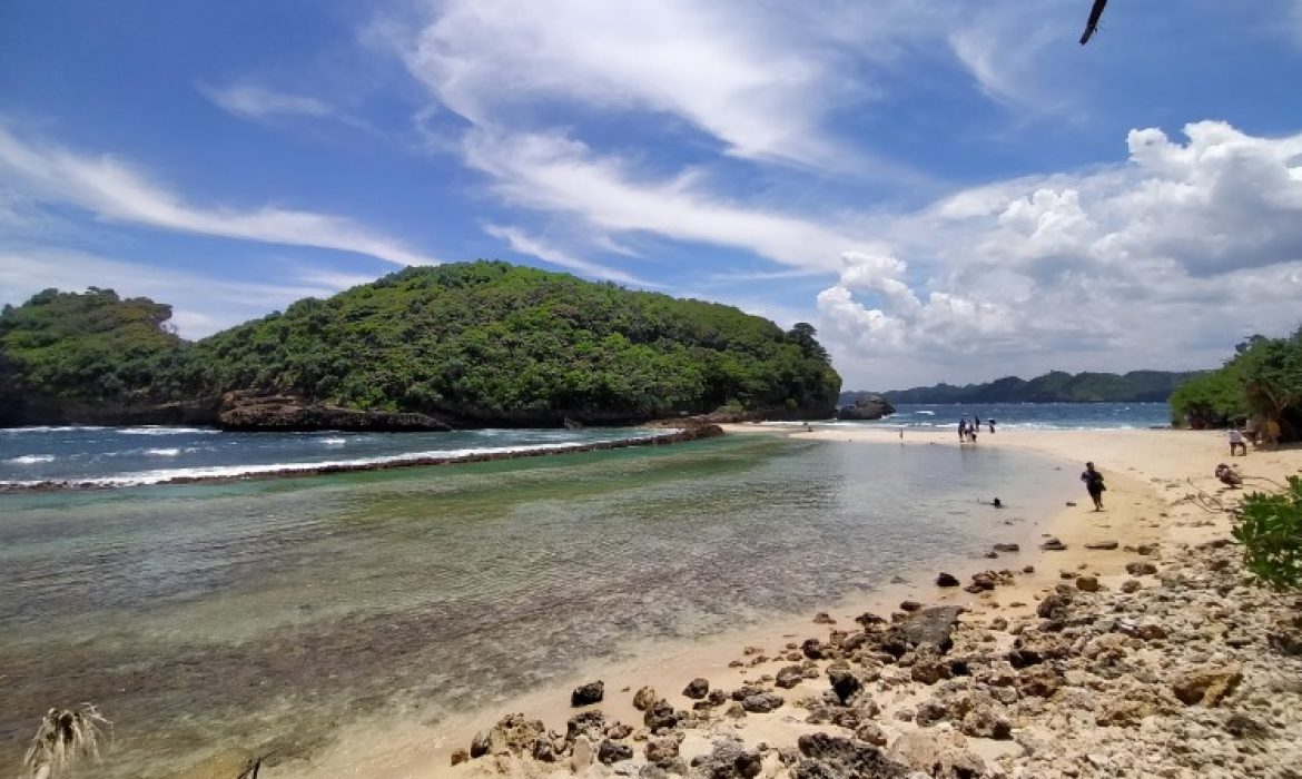 Pantai Batu Bengkung Malang – Pesona, Kegiatan Liburan, Lokasi & Harga Tiket