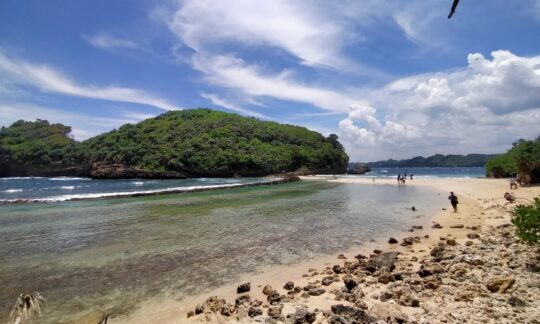 Pantai Batu Bengkung Malang – Pesona, Kegiatan Liburan, Lokasi & Harga Tiket