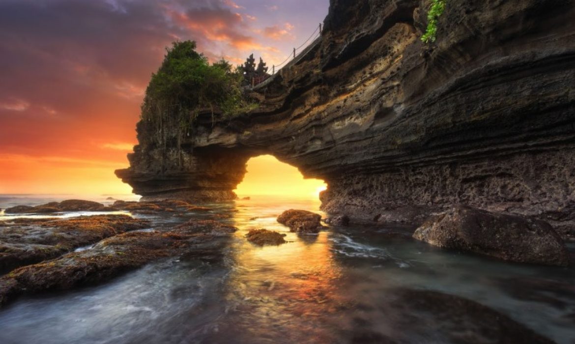 Pantai Watu Bolong Bali, Pantai Manis Yang Unik Favorit Peselancar