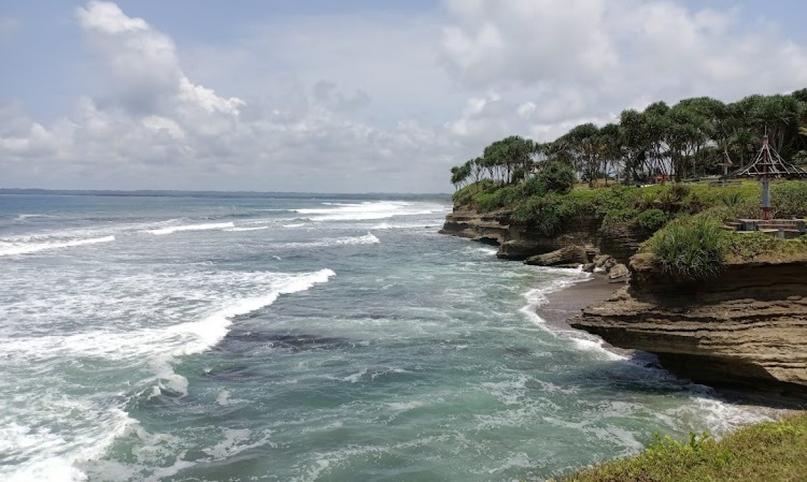 Pantai Batu Hiu Pangandaran – Daya Tarik, Acara Piknik, Lokasi & Harga Tiket