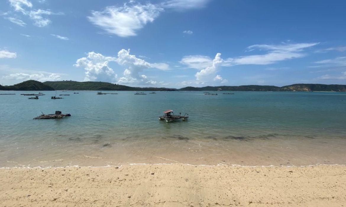 Pantai Gerupuk, Pantai Dengan Hamparan Bukit Nan Hijau Di Lombok Tengah