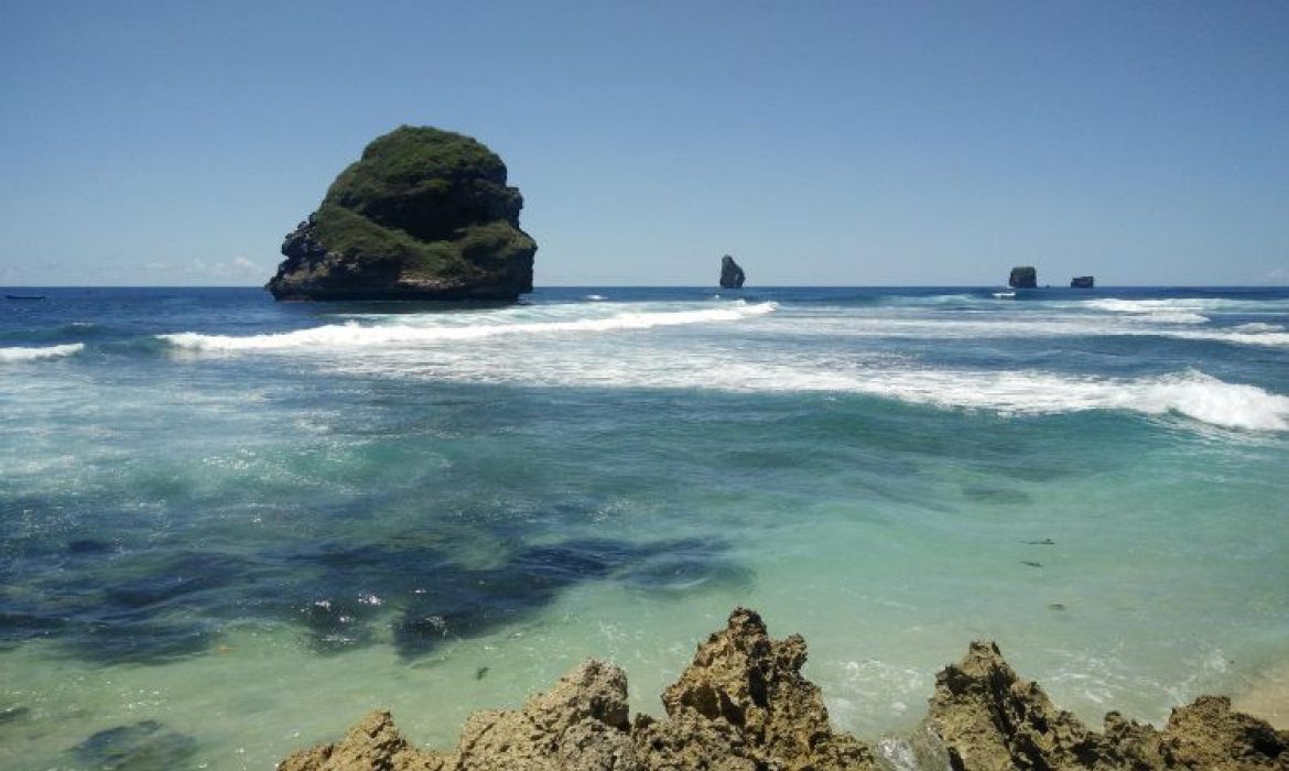 Pantai Goa Cina Malang – Pesona, Acara Piknik, Lokasi & Harga Tiket