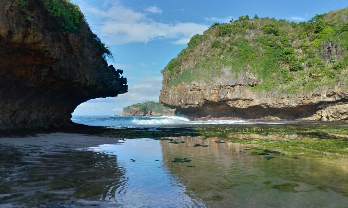 Pantai Greweng Gunung Kidul, Wisata Pantai Dengan Gua Eksotis