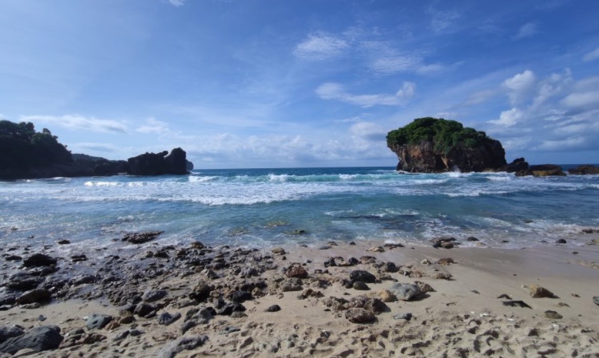 Pantai Jungwok Gunung Kidul, Pantai Eksotis Dengan Pesona Pulau Karang