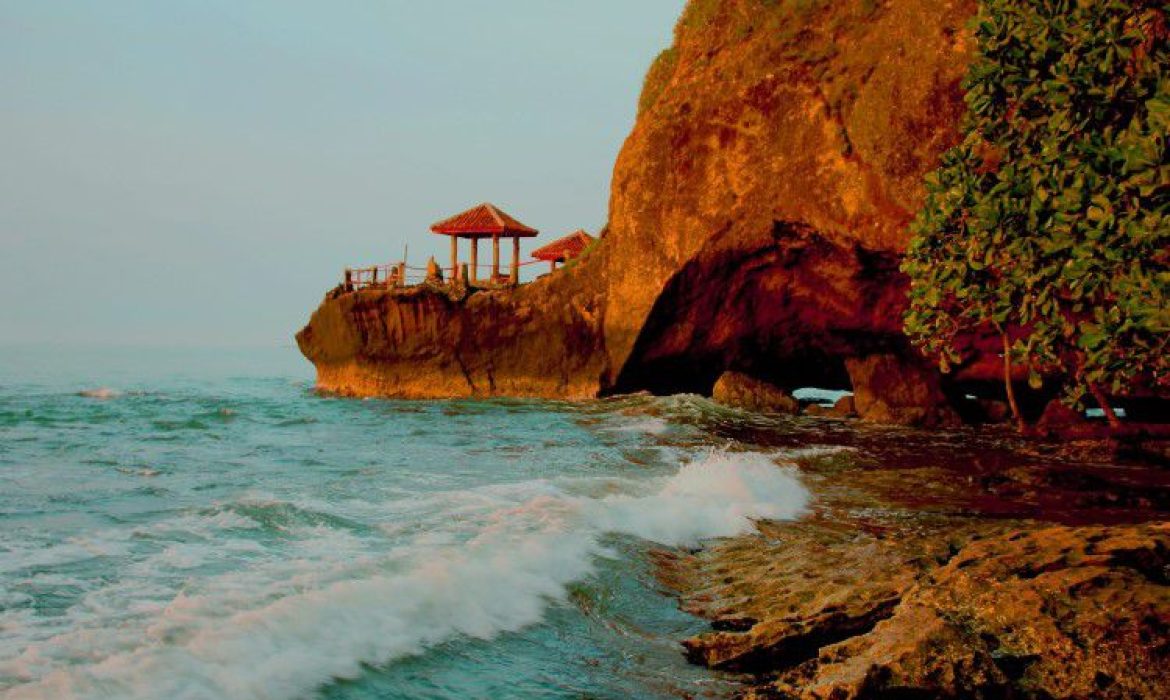 Pantai Karang Bolong Pacitan – Daya Tarik, Kegiatan Liburan, Lokasi & Harga Tiket