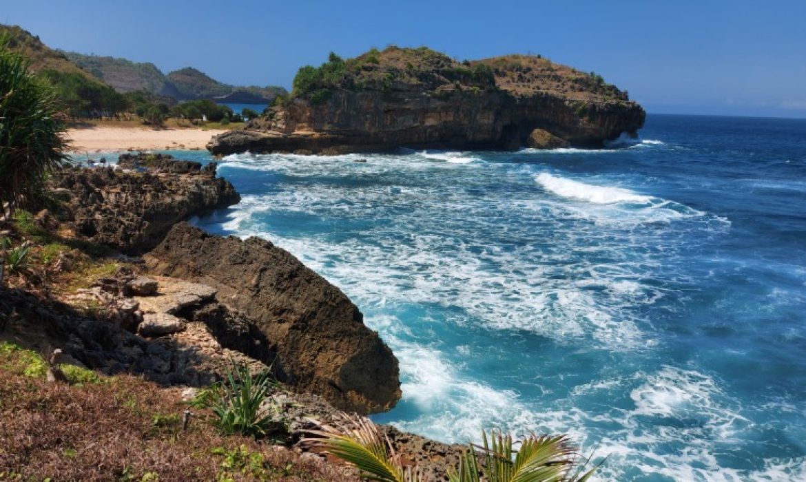 Pantai Kasap Pacitan – Daya Tarik, Aktivitas Liburan, Lokasi & Harga Tiket