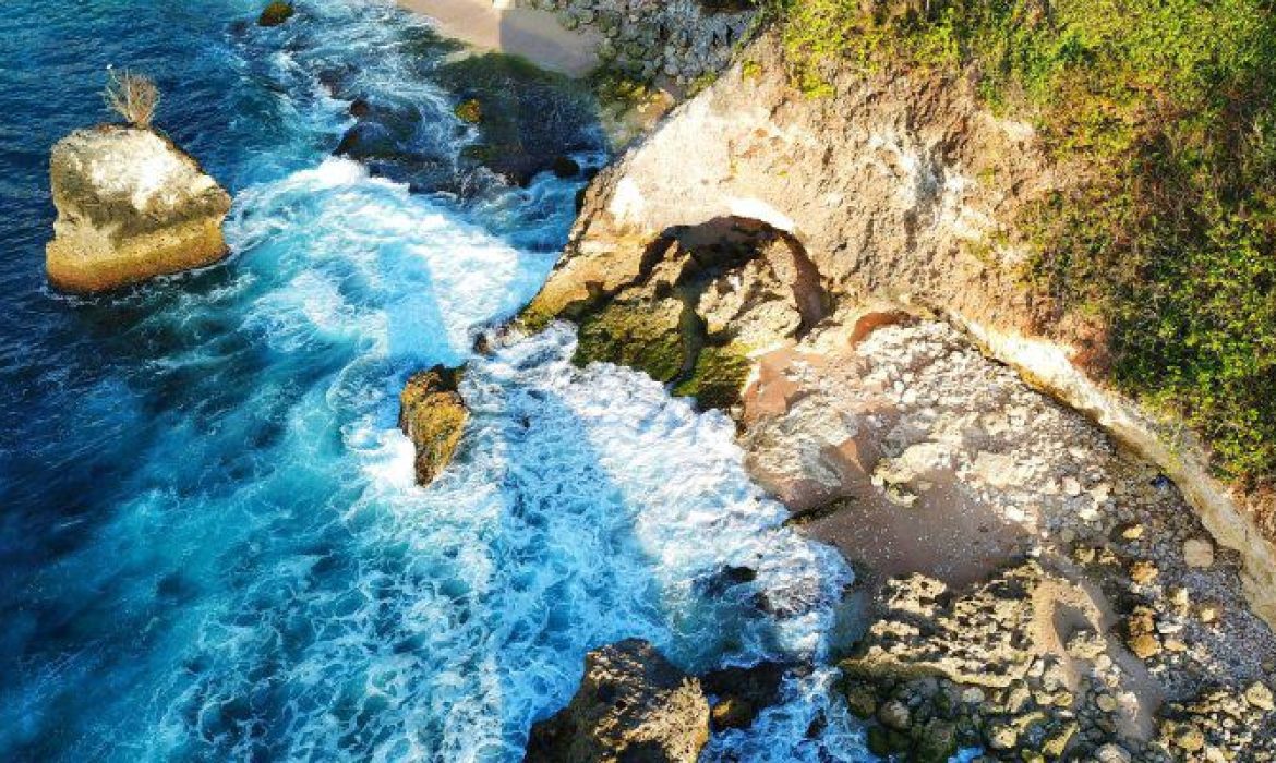 Pantai Kubu Jimbaran, Surga Maritim Tersembunyi Nan Eksotis Di Balik Tebing