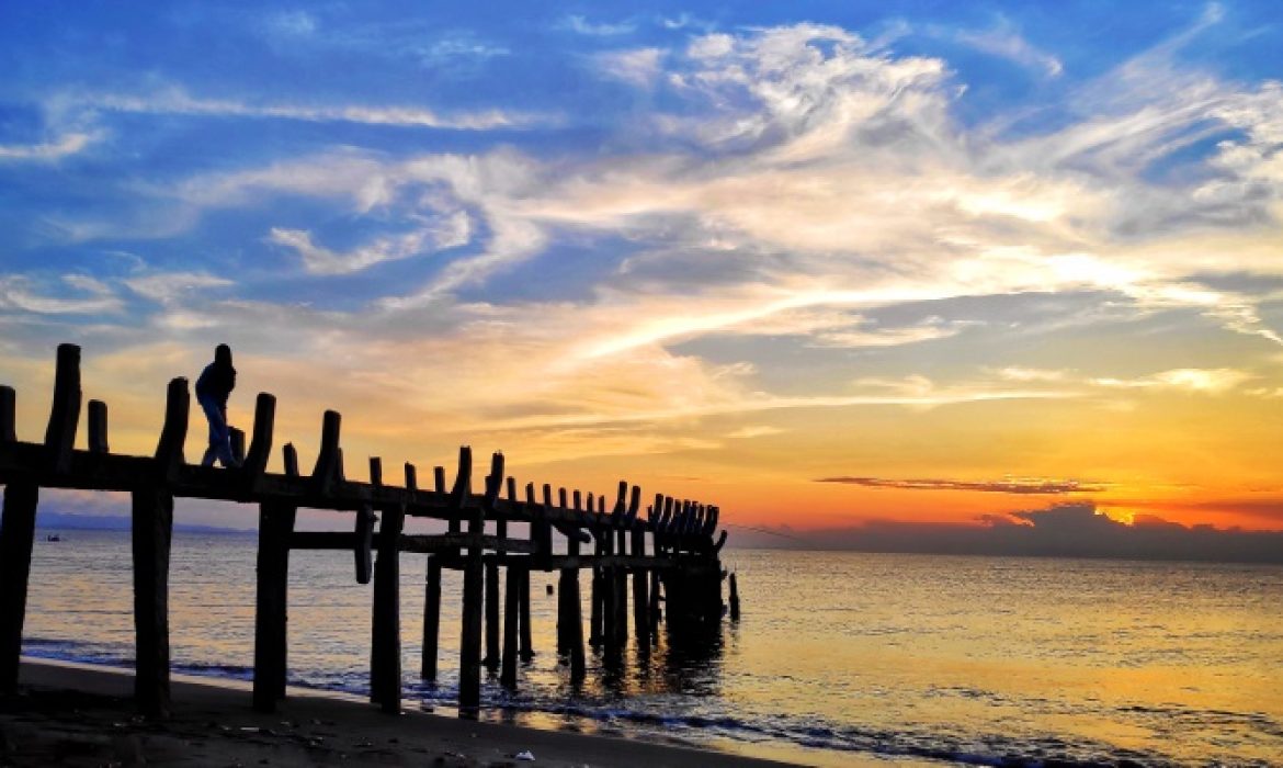 Pantai Kuranji, Pantai Anggun Dengan View Sunset Mempesona Di Lombok Barat