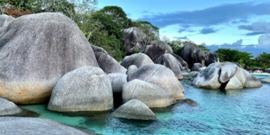 Pantai Laskar Pelangi, Daya Tarik Pantai Pasir Putih Eksotis & Batuan Granit Di Belitung