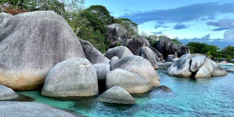 Pantai Laskar Pelangi, Daya Tarik Pantai Pasir Putih Eksotis & Batuan Granit Di Belitung