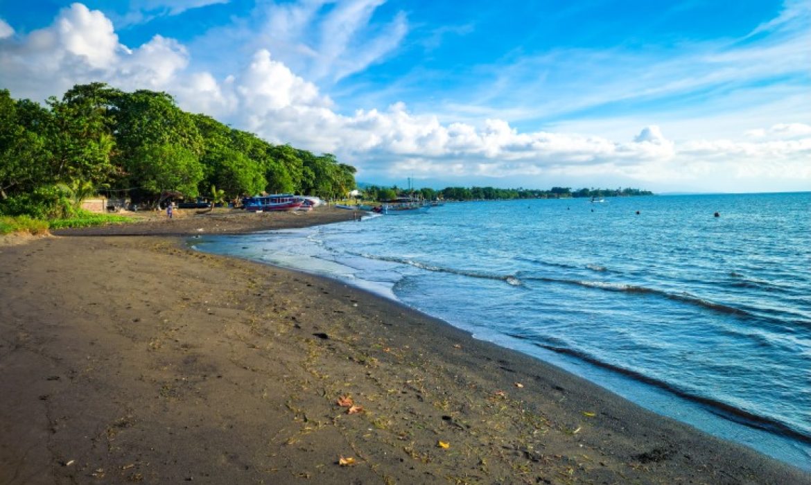 Pantai Lovina Bali – Daya Tarik, Aktivitas Piknik, Lokasi & Harga Tiket