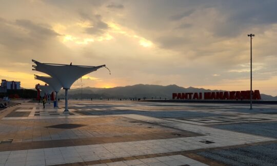 Pantai Manakarra Mamuju, Pantai Eksotis Dengan View Sunset Yang Memesona