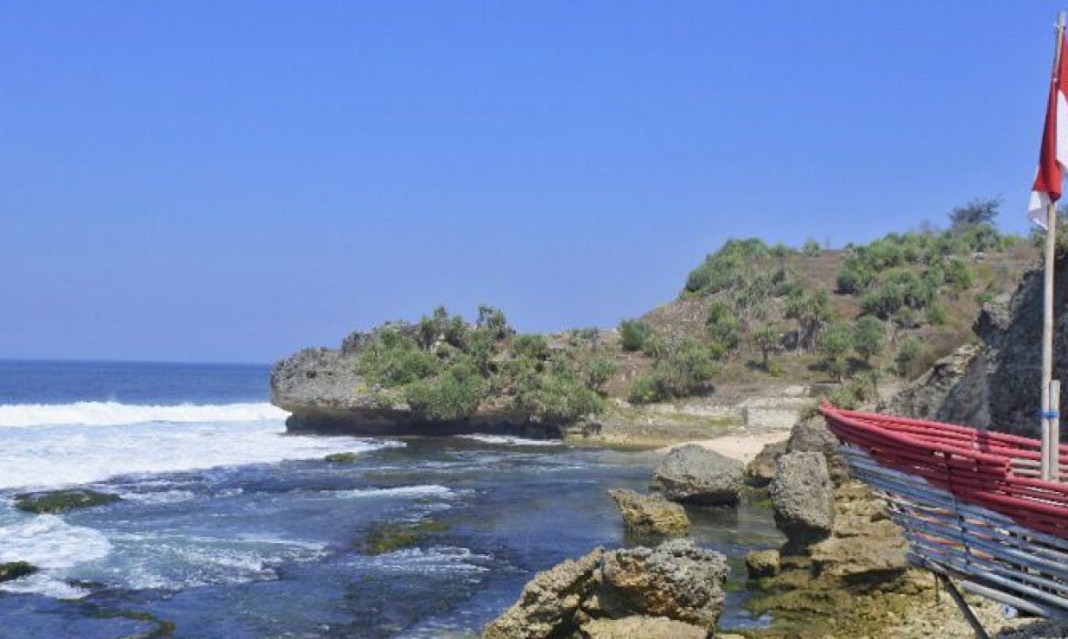 Pantai Mbuluk, Pesona Pantai Indah & Batuan Karang Eksotik Di Gunung Kidul