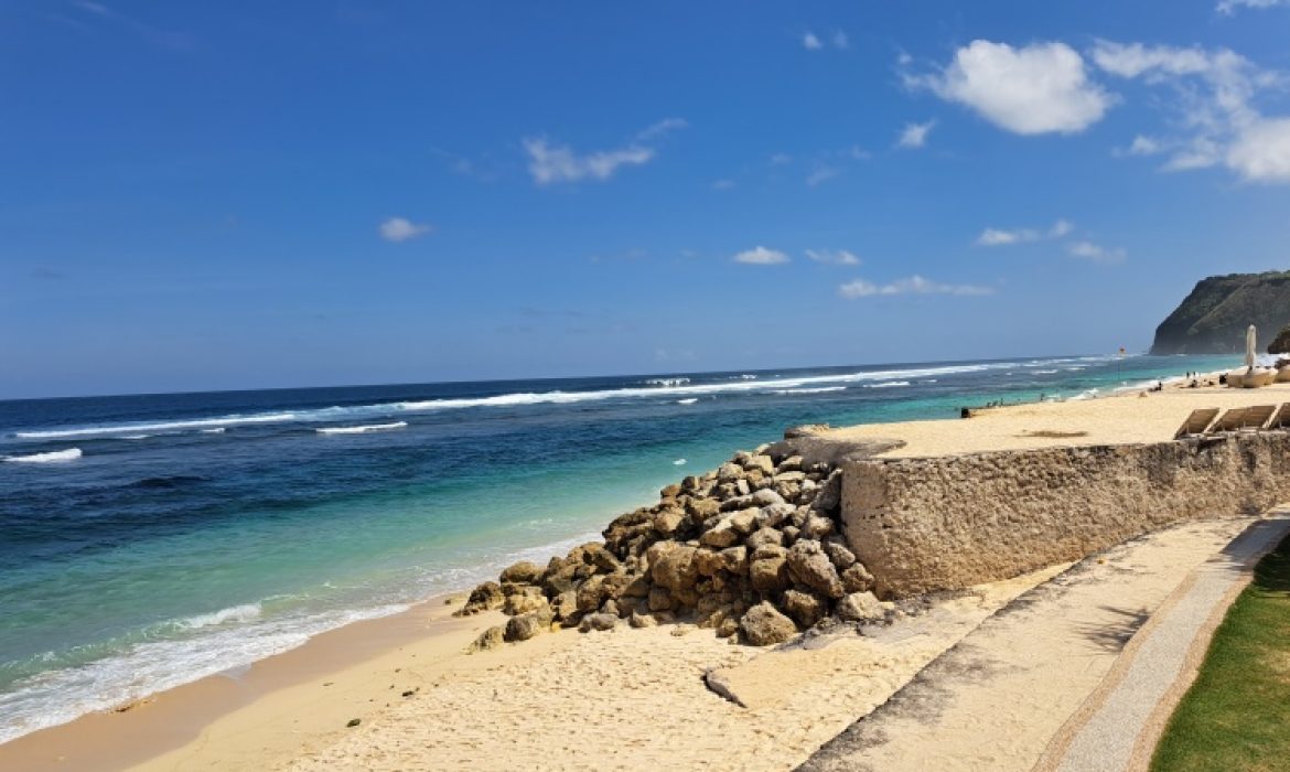 Pantai Melasti Bali, Pantai Pasir Putih Yang Menarik  Hati